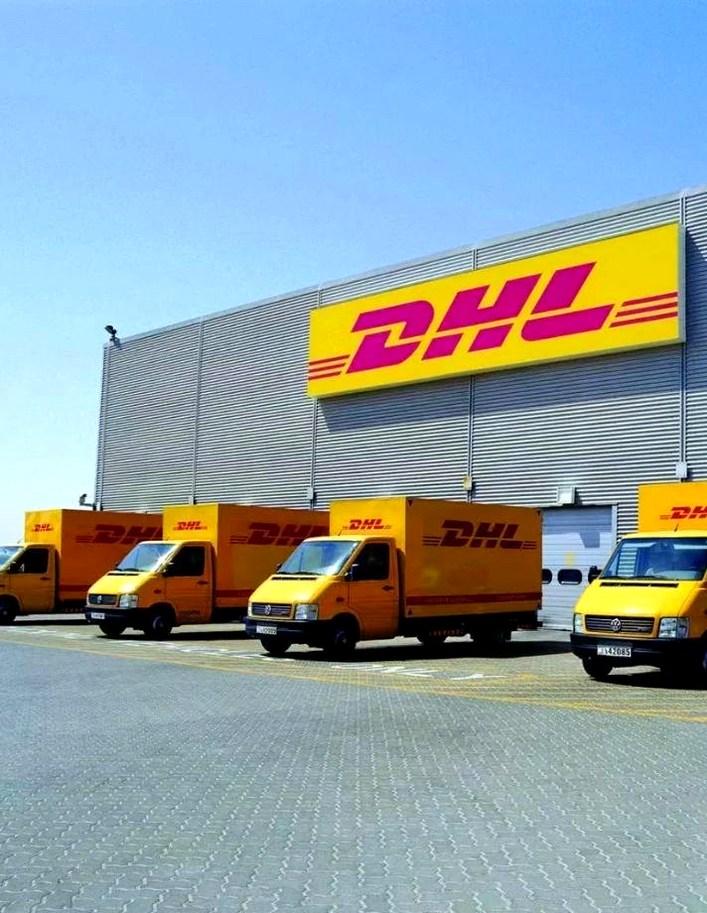 Tre paia di calzature sulla bilancia accanto alla bolla DHL